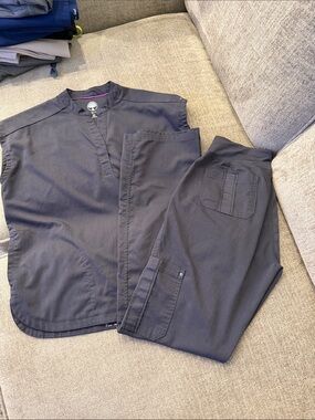 Dark Gray Medical Scrub Top & Cargo Pants Set xs top. Xs tall pants